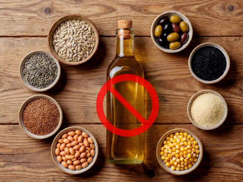 Ölsaaten und ihre Pflanzenöle. Die Flasche mit Pflanzenöl ist mit einem Verbotszeichen markiert. © foodfibel.de