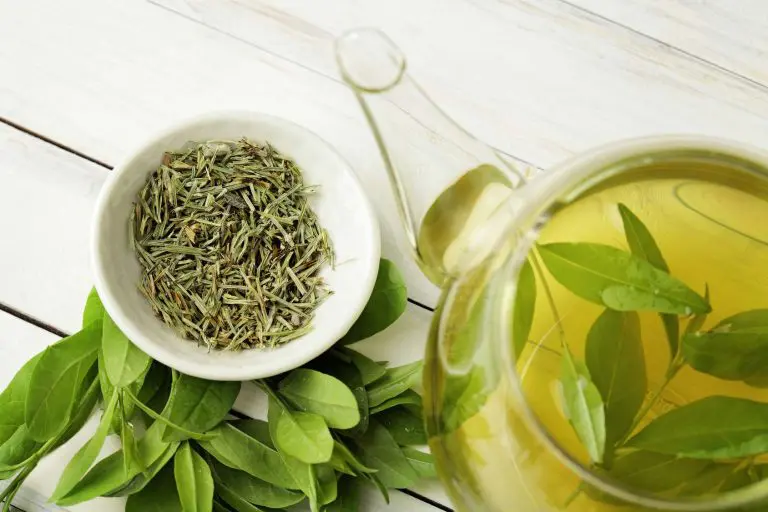 Foto: Grüner Tee, Tasse und Teekanne, © KMNPhoto - Fotolia #98976289
