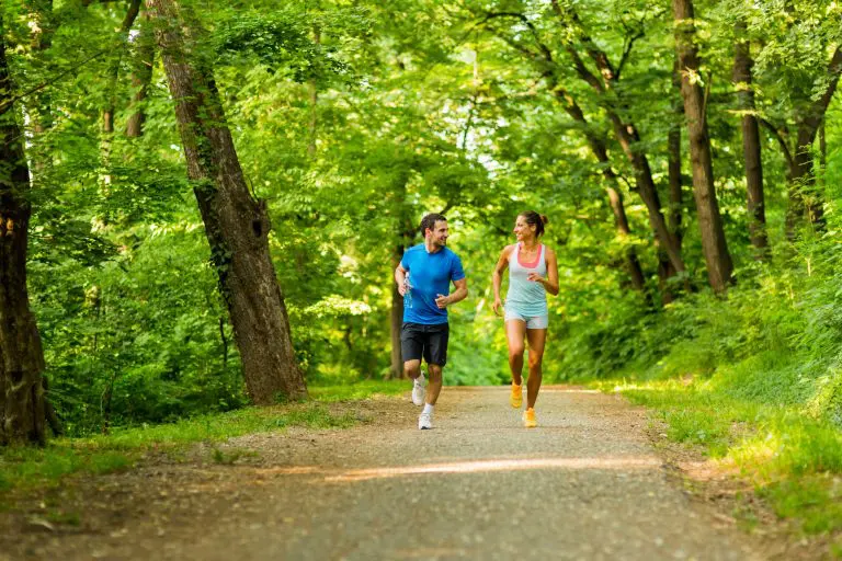 Paar joggt im Wald