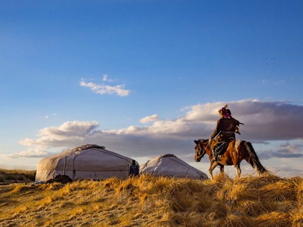 Mongolischer Nomade mit Pferd, © Kairi Aun, #93729326 123rf.com .