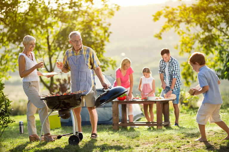 Alt und Jung beim Grillen. &copy; luckybusiness 123rf.com.