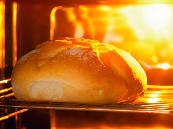 Foto: ein Brot im Backofen.  © Foodfibel.de