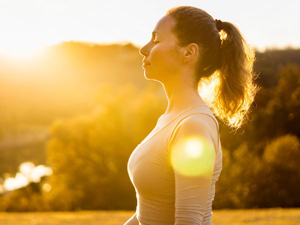 Frau raktiziert Pranayma Atemtechnik und aktiviert Immunzellen. Pranayama ist als Soforthilfe bei Erkältung und Krankheit besonders geeignet. © Foodfibel.de