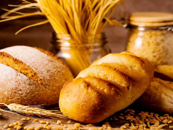 Infografik: Übersicht von Weizen-Lebensmittel Brot, Brötchen, Nudeln, Toast, Körner, Mehl. © Foodfibel.de